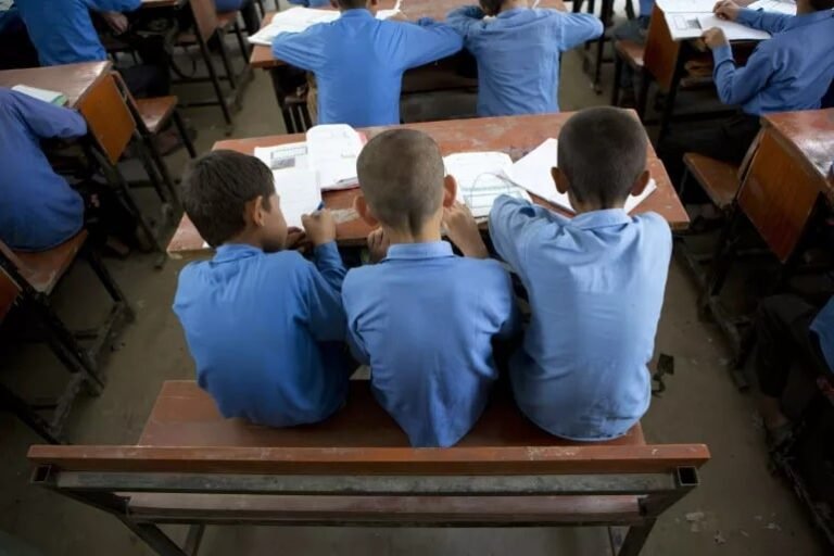 بی‌مهری به خط و ورزش در مکتب‌ها؛‌ آموزش ناتمام در سایه حذف دروس اساسی