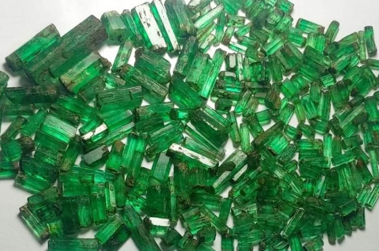 فروش ۸۵۹۳ قیراط زمرد پنجشیر؛ درخشش دوباره سبزترین گوهر افغانستان در بازار جهانی