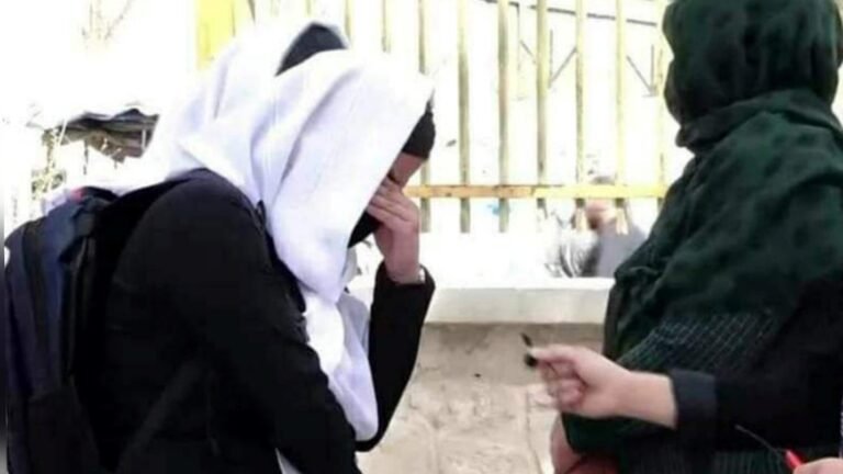 ۱۶۰۷ روز محرومیت، دختران افغانستان همچنان پشت دروازه های مکتب و دانشگاه